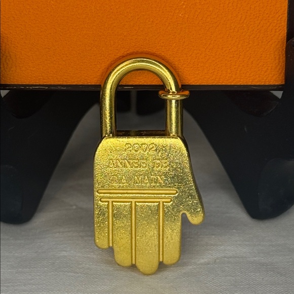 Hermès Cadena Key Charm “2002 Année de la Main” | Gold-Tone | France - Picture 2 of 6